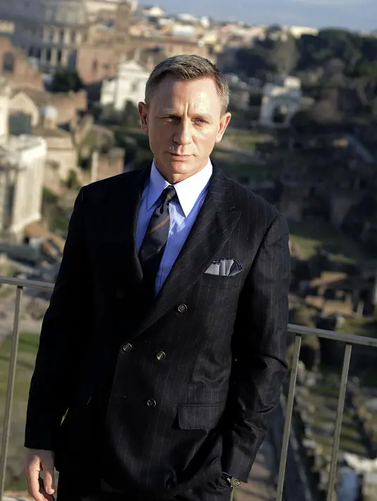 Daniel Craig berpose di salah satu lokasi indah lainnya yang dijadikan lokasi syuting film ‘Spectre’ yaitu Senatorial Palace - Piazza del Campidoglio di Roma, Itali. (Bintang/EPA)