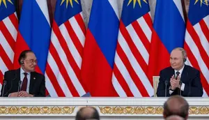 Perdana Menteri Malaysia Anwar Ibrahim dan Presiden Rusia Vladimir Putin saat bertemu di Moskow, Rabu (14/5/2025). (Dok. Instagram/@anwaribrahim_my)