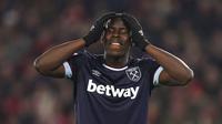 Pemain West Ham Kurt Zouma menyesali peluang yang hilang saat melawan Southampton pada pertandingan sepak bola putaran kelima Piala FA di Stadion St Mary, Southampton, Inggris, 2 Maret 2022. Southampton menang 3-1. (Adam Davy/PA via AP)