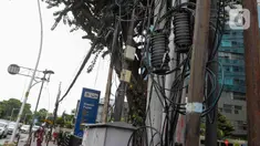 Jaringan kabel utilitas terlihat semrawut di Kawasan Jalan Medan Timur, Jakarta, Selasa (15/4/2024). (Liputan6.com/Herman Zakharia)