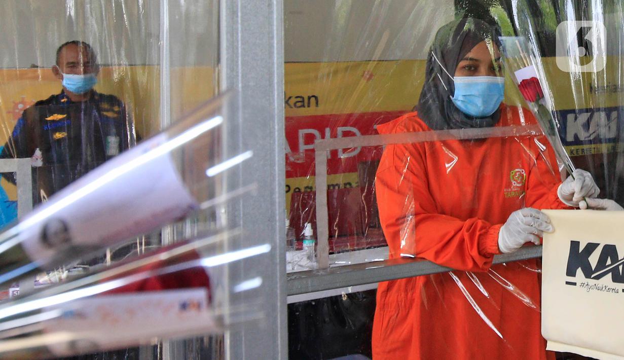 Tenaga kesehatan menerima bunga dari petugas PT KAI Daop 1 Jakarta yang mengenakan kebaya di Stasiun Gambir, Rabu (21/4/2021). PT KAI Daop 1 Jakarta memperingati Hari Kartini yang dirayakan setiap tanggal 21 April. (Liputan6.com/Herman Zakharia)