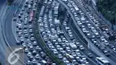 Kondisi Tol Dalam Kota arah Tol Cikampek menjelang libur panjang yang jatuh pada tanggal 5 dan 6 Mei, Jakarta, Rabu (4/5). Ribuan kendaraan terjebak macet di Kawasan Gatot Subroto. Foto diambil sekitar pukul 5 sore. (Liputan6.com/Gempur M Surya) 