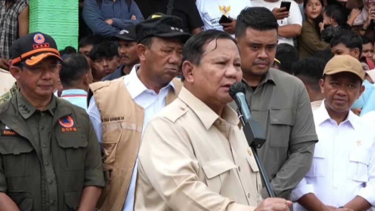 Saat Prabowo Tegur Paspampres di Aceh Tamiang: Jangan Didorong, Dia Mau Foto