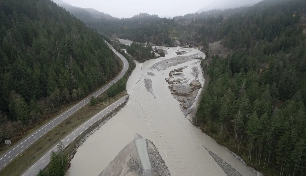 Foto udara kerusakan yang disebabkan hujan lebat dan tanah longsor terlihat di sepanjang Coquihalla Highway dekat Hope, British Columbia, Kanada, Kamis (18/11/2021). Hujan dan tanah longsor di provinsi British Columbia menyebabkan banjir besar. (Jonathan Hayward/The Canadian Press via AP)