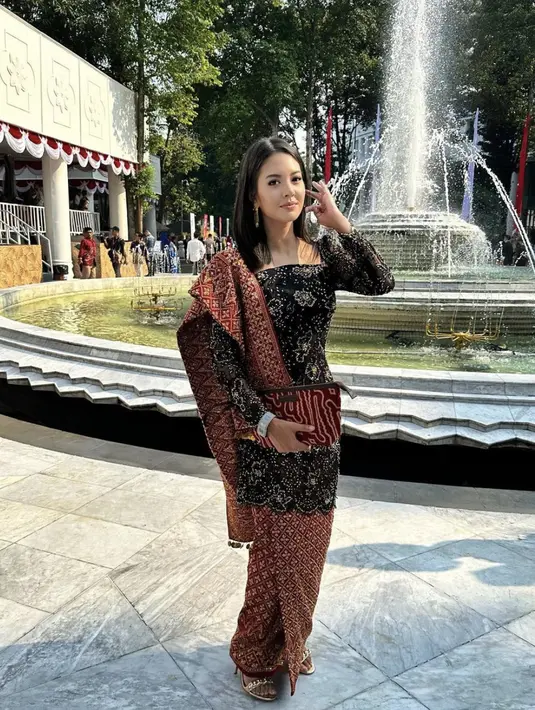 Berkebaya, Aurelie memilij kain songket sebagai pasangan kebaya yang dikenakan. Tentu penampilan ini hadirkan kekayaan wastra nusantara yang begitu sempurna.  [Foto: Instagram/ Aurelie]