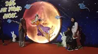 Lukisan Dewi Bulan menjadi salah satu spot paling diminati pengunjung untuk berfoto. (foto: Liputan6.com / abdul jalil)