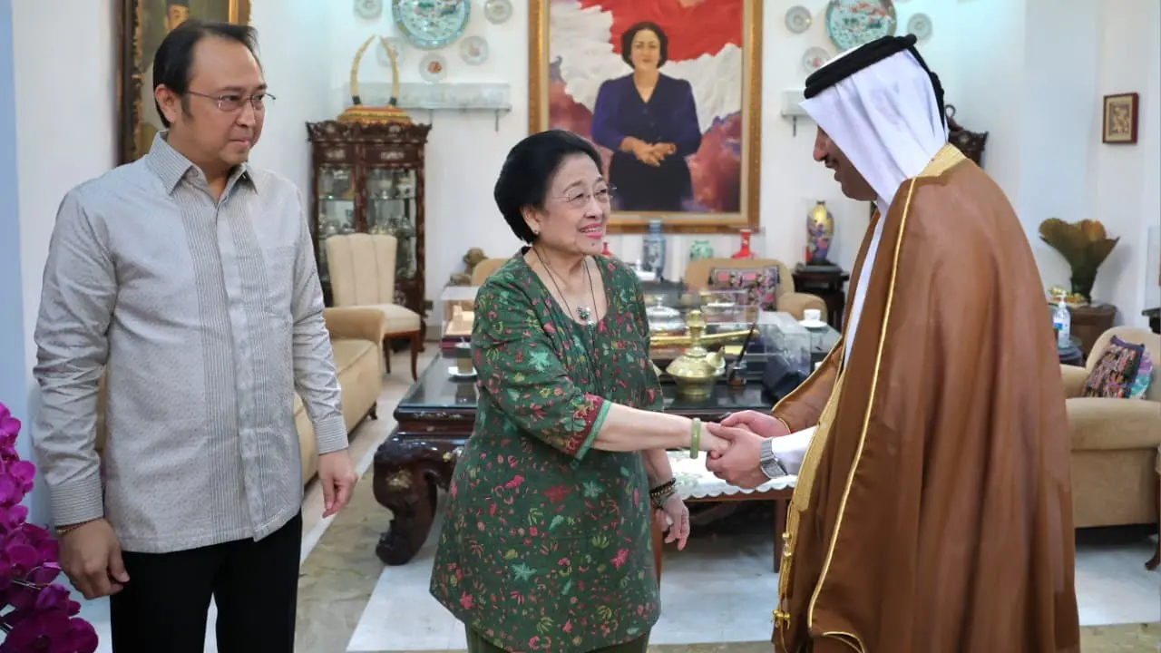 Megawati Soekarnoputri bersama putranya, Prananda Prabowo menerima Dubes Qatar untuk Indonesia, Sultan bin Mubarak Al-Dosari di kediamannya, Menteng, Jakarta.