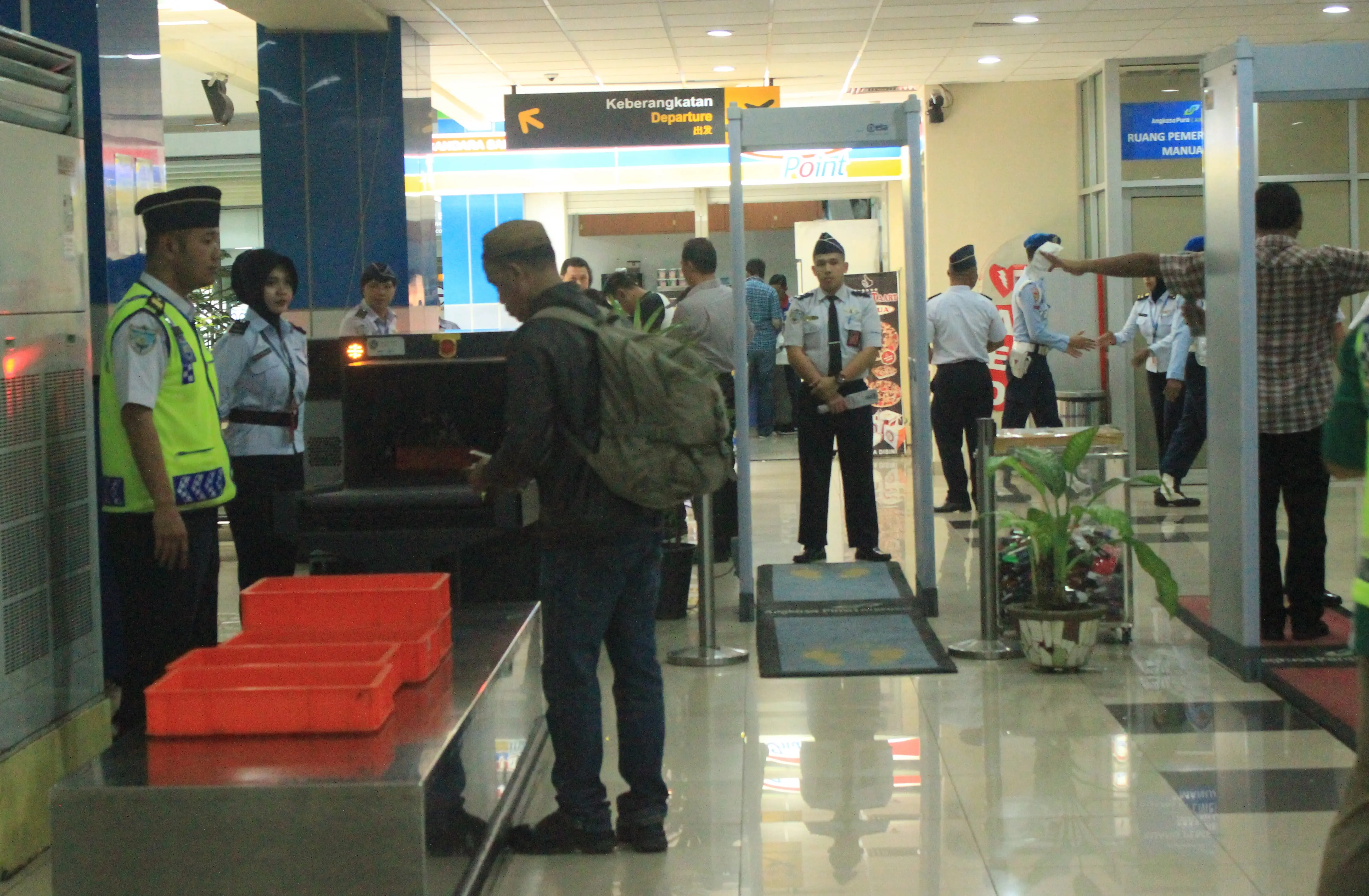 Situasi pemeriksaan di Bandara Sam Ratulangi Manado. (Liputan6.com/Yoseph Ikanubun)