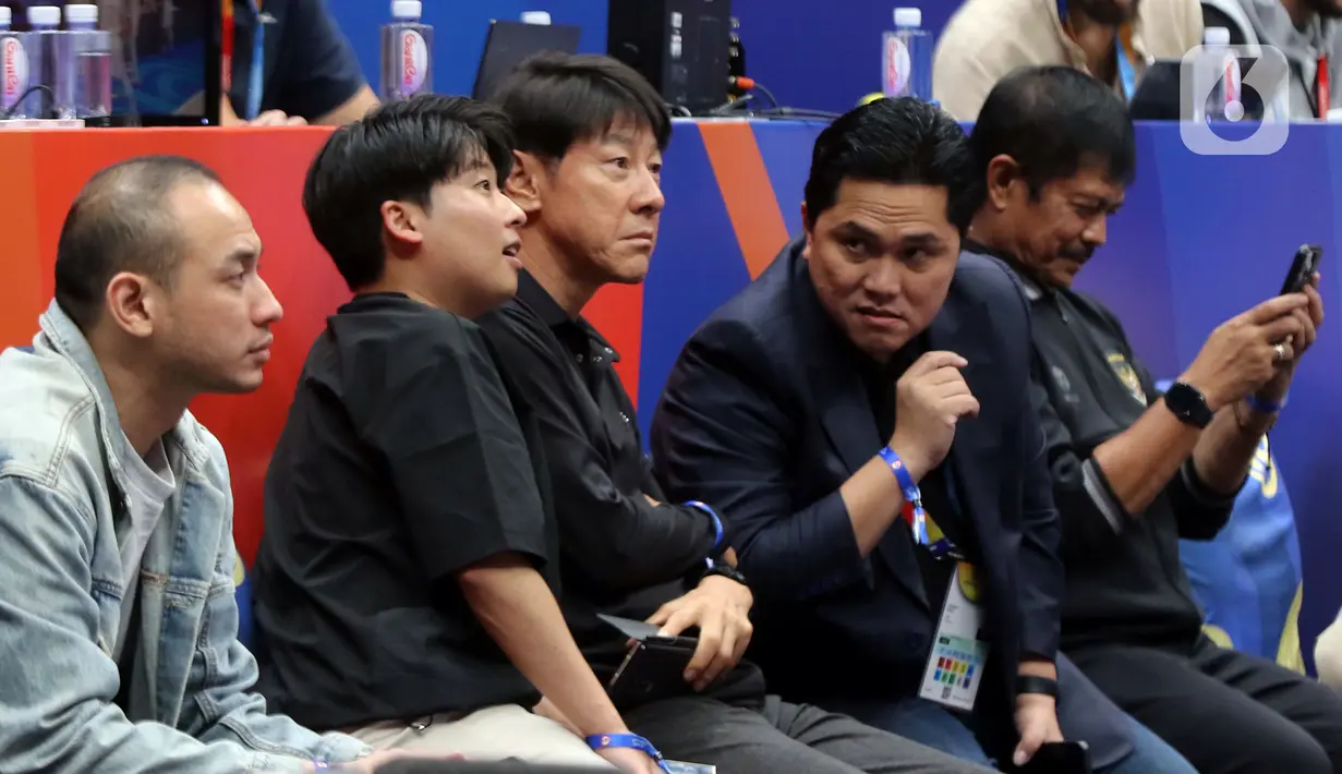 Pelatih timnas senior dan U-23 Indonesia, Shin Tae-yong (tengah) saat menyaksikan laga penutup penyisihan grup H FIBA World Cup 2023 antara Latvia dan Kanada di Indonesia Arena, Gelora Bung Karno, Jakarta, Selasa (29/8/2023). (Liputan6.com/Helmi Fithriansyah)