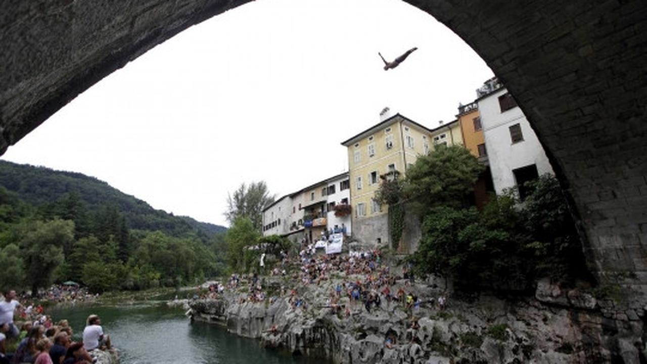 Bergaya "Superman" terjun bebas di Kanal ob Soci