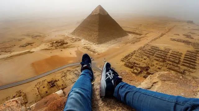 Demi Foto Keren, Remaja Ini Nekat Memanjat Piramida Agung Giza
