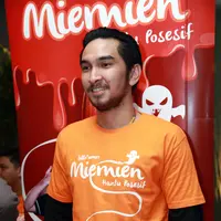 Dalam debut aktingnya, Amec Jen Aris mantan drummer band Lyla harus memerankan karakter cowok melambai di film ‘Miemien hantu Posesif’. (Deki Prayoga/Bintang.com)