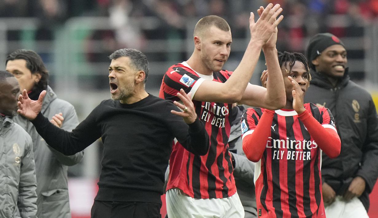 Pelatih AC Milan, Sergio Conceicao merayakan kemenangan timnya atas Parma pada laga lanjutan Liga Italia 2024/2025 di San Siro, Milan, Italia, Senin (27/01/2025) dini hari WIB. (AP Photo/Luca Bruno)