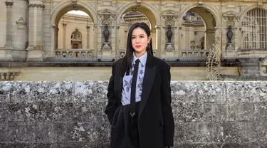 Penampilan Son Ye Jin menghadiri acara France Haute Couture Fashion F/W 2024 Valentino. (Foto: Instagram/ lofficielsingapore)