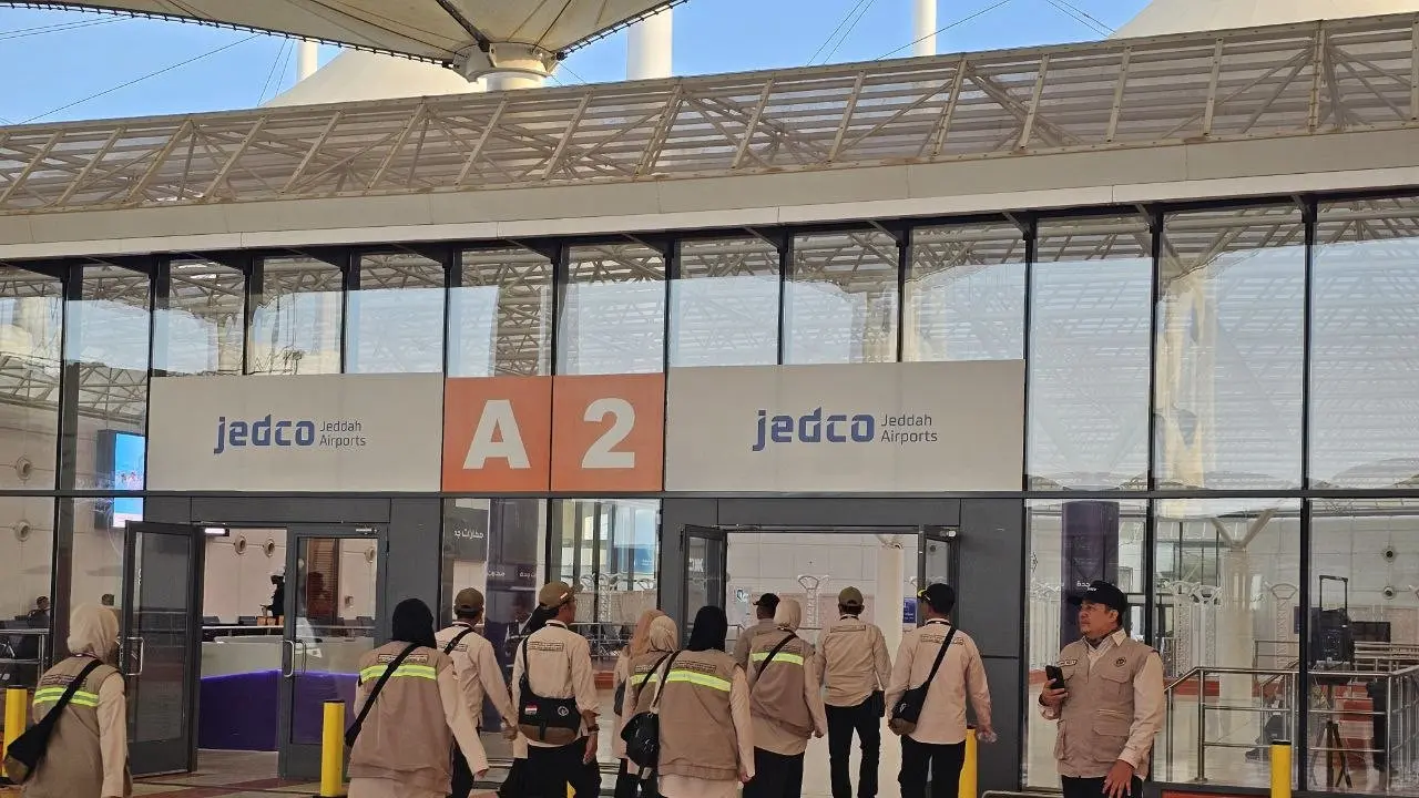 Petugas Daerah Kerja (Daker) Bandara menyiapkan sejumlah fasilitas untuk mendukung kebutuhan jemaah haji Indonesia setibanya di Bandara King Abdulaziz, Jeddah, Arab Saudi. (Liputan6/Asnida Riani)