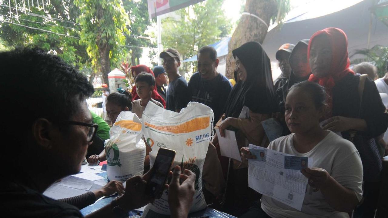 Perum Bulog kembali menyalurkan bantuan pangan beras 10 kilogram (kg) untuk wilayah DKI Jakarta. Penyaluran bantuan beras ini secara perdana dilakukan di Kelurahan Pela Mampang dan Bangka, Jakarta Selatan, pada 3 April 2024.&nbsp;Foto: Merdeka.com/Imam Bu
