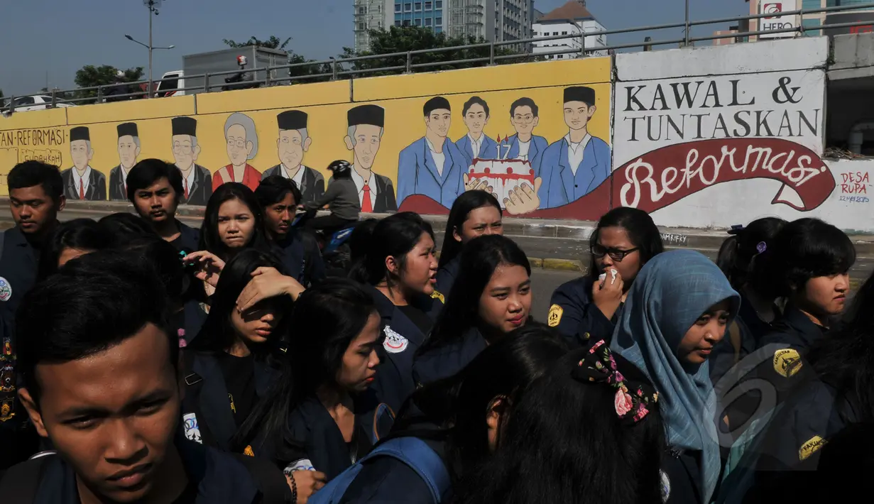 Sejumlah mahasiswa saat mengikuti Peringatan 17 Tahun Tragedi 12 Mei 1998 di Universitas Trisakti, Jakarta, Selasa (12/5). Kegiatan tersebut untuk mengenang kembali empat mahasiswa Trisakti yang tewas tertembak. Liputan6.com/Johan Tallo)