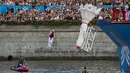 Seorang peserta melompat dari wahana terbang rakitannya saat festival olahraga Letfest di Muzeon Art Park, Moskow, Sabtu, 22 Agustus 2026. (Foto AP/Alexander Zemlianichenko)