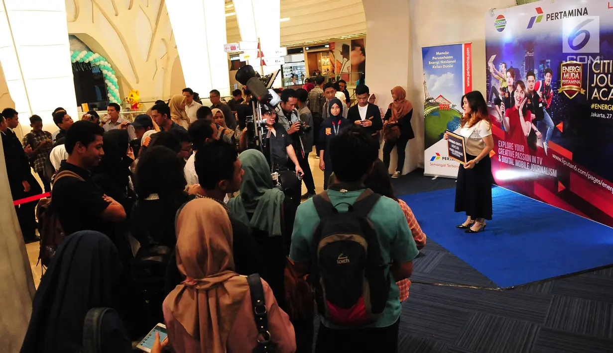 Seorang mahasiswi berfoto saat mengikuti Citizen Journalist Academy Energi Muda Pertamina, Jakarta, Kamis (27/7). Acara ini merupakan program pencarian bakat mahasiswa yang kreatif dalam bidang jurnalistik. (Liputan6.com/Helmi Afandi)