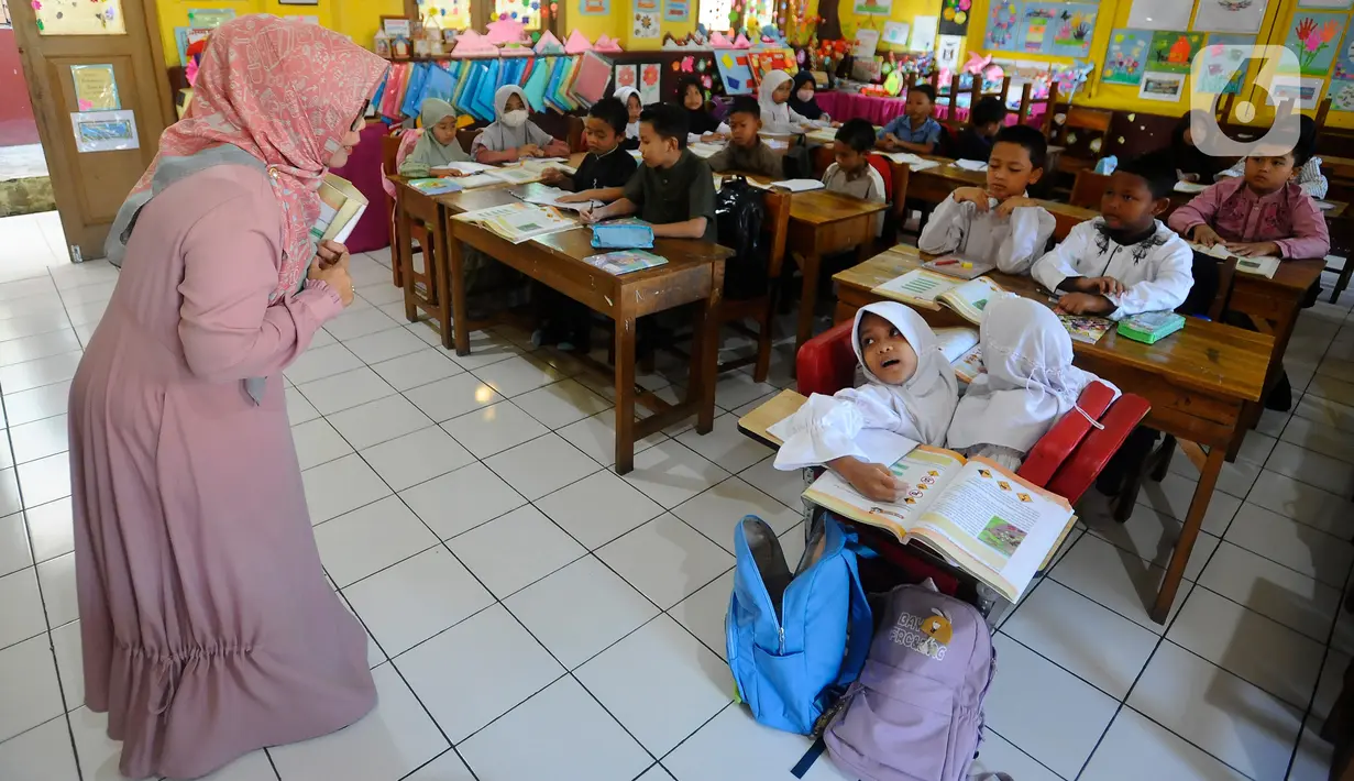 Al Dewi dan Al Putri mudah beradaptasi dan diterima dengan baik oleh teman dan guru-gurunya di sekolah. (merdeka.com/Arie Basuki)