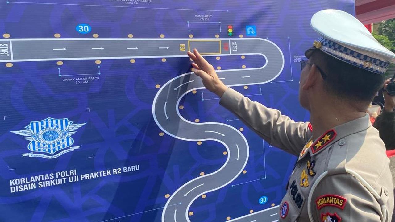 Petugas mengibarkan berwarna hijau artinya pengendara telah diizinkan memacu kendaraan. Ada beberapa lintasan yang akan dilewati, putar balik dan huruf S. 

Foe melewati rintangan di dalam lintasan. Tanpa ada halangan, ia berhasil sampao digaris finish.