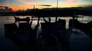 Nelayan berangkat melaut dengan perahu mereka saat fajar pada Hari Bumi di pantai Kajhu, provinsi Aceh (22/4/2021).  Hari Bumi dirancang untuk meningkatkan kesadaran dan apresiasi terhadap planet yang ditinggali manusia ini yaitu bumi. (AFP/Chaideer Mahyuddin)