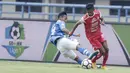 Gelandang Persib Bandung, Agung Mulyadi, menghadang pemain Arema FC, Ricky Ohorella, pada laga Liga 1 di Stadion GBLA, Jawa Barat, Kamis (13/9/2018). Persib menang 2-0 atas Arema FC. (Bola.com/M Iqbal Ichsan)