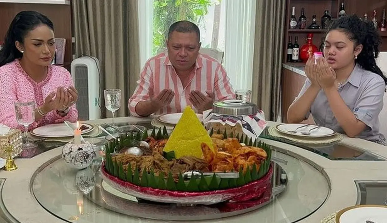 <p>Pada momen spesial ini, Kris Dayanti merayakan Kellen bersama keluarganya. Mereka terlihat merayakannya dengan tumpeng nasi kuning. [Foto: instagram.com/anggi30__]</p>