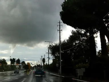 Langit di kawasan Yuba City memperlihatkan awan yang mulai membentuk tornado, California, AS, Selasa (22/10/12). Cuaca ektrem yang kini melanda California dan Nevada menyebabkan sejumlah wilayah banjir karena diserang hujan badai. (AP Photo/Chris Kaufman)