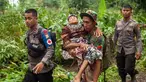 Tim SAR menggendong seorang wanita tua ke tempat aman setelah tanah longsor melanda di Gowa, Sulawesi Selatan, Jumat (25/1). Hingga 25 Januari 2018, tercatat 33 orang meninggal dunia. (YUSUF WAHIL/AFP)