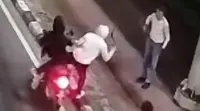 Viral di sosial media sebuah video yang memperlihatkan pemotor berboncengan mendadak dicegat begal saat melintas di Jalan Gunung Sahari Raya, Jakarta Pusat. (Foto: Tangkapan Layar Sosmed)