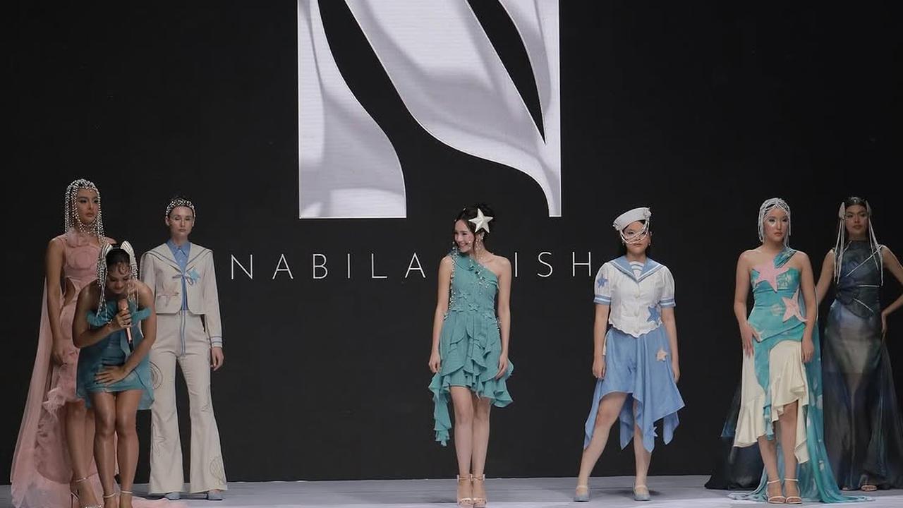 Potret Beby Tsabina Saat Melenggang di Indonesian Fashion Aesthetic dengan Gaya Unik dan Anggun