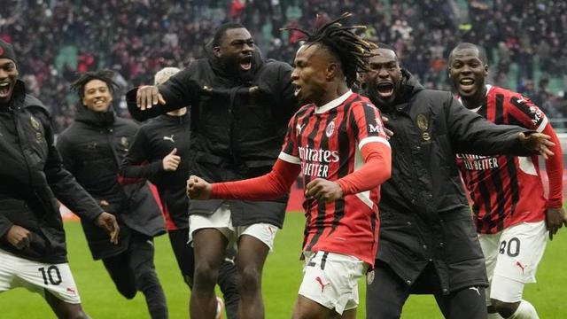AC Milan Dapat Penolakan saat Tawaran Awal untuk Penyerang Feyenoord, Ini Alasannya