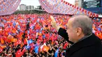 Presiden Turki Recep Tayyip Erdogan memberi hormat saat berbicara kepada pendukungnya di Kocaeli, Turki, Sabtu (27/1). Turki terus memperkuat kehadiran militernya di Suriah untuk menumpas milisi Kurdi, YPG. (Kayhan Ozer/Pool Photo via AP)