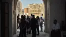 Orang-orang berjalan-jalan di "Souq Khan al-Harir" (pasar tertutup sutra) yang dibuka kembali setelah konflik bertahun-tahun di kota utara Aleppo, Suriah (29/8/2021). (AFP Photo)