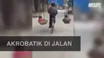 Video yang merekam aksi pria membawa dua anak dalam keranjang menuai pro-kontra karena dinilai membahayakan