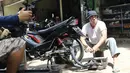 Vokalis band Repvblik, Ruri dalam pembuatan video klip 'Sayang Sampai Mati' di kawasan Depok, Jawa Barat, Kamis (19/1). Band Repvblik membuat video klip dengan konsep  tentang orang susah yang memperjuangkan pasangannya. (Liputan6.com/Herman Zakharia)
