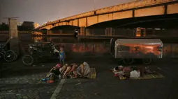 Sejumlah orang tidur di udara terbuka di kawasan Tondo, Manila, Selasa (18/10). Semenjak operasi narkoba Duterte digencarkan, banyak warga Filipina memilih tidur di jalan dan meninggalkan rumah mereka karena khawatir menjadi sasaran (REUTERS/Damir Sagolj)