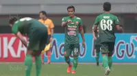 Pemain PS TNI, Manahati Lestusen merayakan golnya ke gawang Persipura pada lanjutan Liga 1 2017 di Stadion Patriot, Bekasi (4/11/2017). PS TNI menang 2-1.(Bola.com/Nick Hanoatubun)