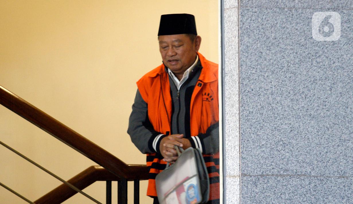 Bupati nonaktif Sidoarjo Saiful Ilah menaiki tangga menuju ruang pemeriksaan di Gedung KPK, Jakarta, Jumat (6/3/2020). Saiful Ilah diperiksa sebagai tersangka untuk melengkapi berkas terkait dugaan menerima suap proyek infrastruktur di Dinas PUPR Kabupaten Sidoarjo. (merdeka.com/Dwi Narwoko)