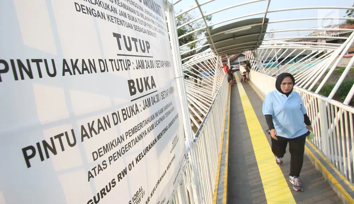 Spanduk besar pengumuman jam buka tutup terpampang di Jembatan Penyeberangan Orang (JPO) Jayakarta di Jakarta, Rabu (25/10). (Liputan6.com/Immanuel Antonius)