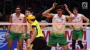 Pemain Timnas voli putra Jepang, Akihiro Yamauchi melihat laju bola saat berhadapan dengan Australia di Babak 8 besar grup E Kejuaraan Voli Asia 2017 di GOR Tri Dharma, Gresik, Minggu (30/7). Jepang unggul 3-0. (Liputan6.com/Helmi Fithriansyah)