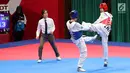 Atlet taekwondo putri Indonesia, Fitriyana Yusuf berhadapan dengan Liu Qing dari Makau pada babak 16 besar di Jakarta Convention Center (JCC), Senin (20/8). Fitriyana kalah tipis 21 - 25 pada kelas Wanita 67 kg. (Liputan6.com/Fery Pradolo)