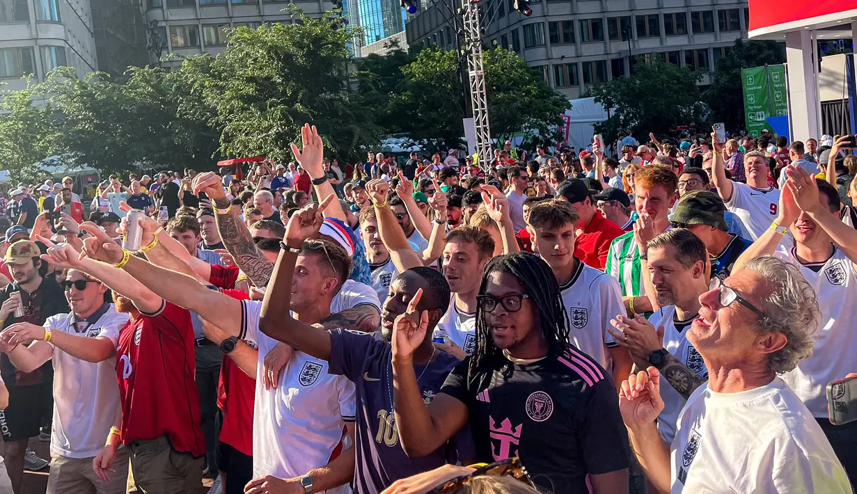 Suporter Timnas Inggris merayakan kemenangan 4-2 atas Kroasia pada laga Grup L Piala Dunia 2026 di FIFA Fan Festival Boston, City Hall Plaza, Boston, AS, Rabu (17/6/2026). Chant "It's Coming Home" menggema usai laga berakhir. Foto: Hery Kurniawan/KLY Sports. (KLY Sports/Hery Kurniawan/Adv/Kurniawan)