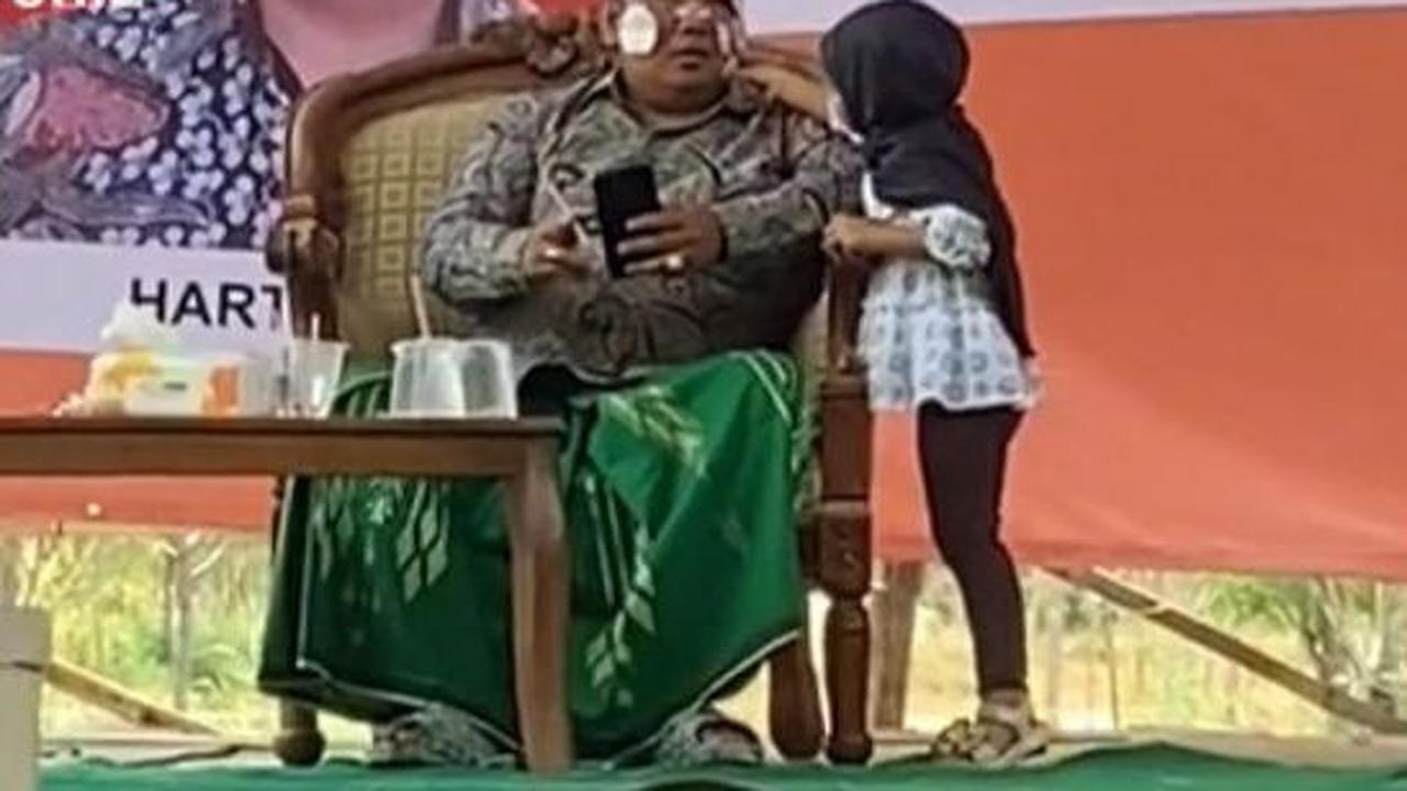 Pilkades di Madura Ini Kelewat Santai, Calon Kepala Desa Asyik Mainan Stiker dengan Anak Kecil di Atas Panggung