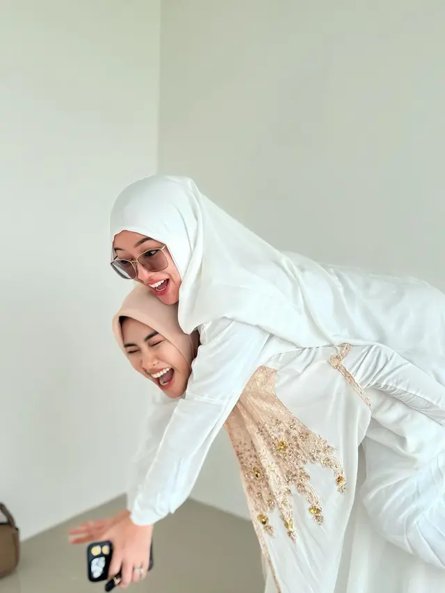6 Potret Happy Asmara Pakai Busana Muslim Serba Putih, Wajahnya Bikin Pangling