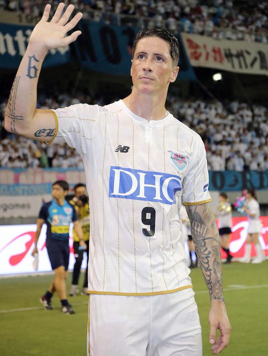 Penyerang Sagan Tosum Fernando Torres melambaikan tangan usai pertandingan melawan Vegalta Sendai di J-League di Tosu, prefektur Saga, Jepang barat, (22/7). Sagan Tosum menyerah 1-0 oleh  Vegalta Sendai. (AFP Photo/Jiji Press)