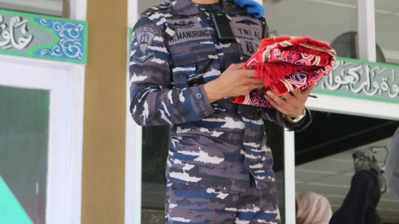 Dari seragamnya, diketahui pria pemilik akun @bujanganal ini berprofesi sebagai seorang TNI Angkatan Laut.