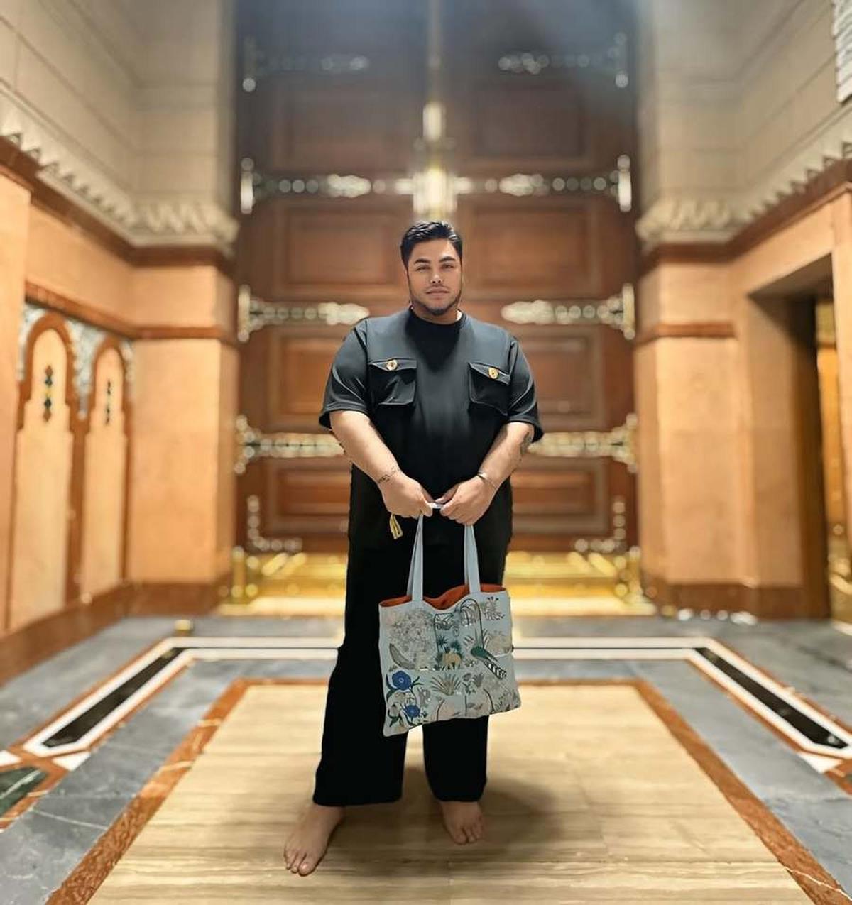 7 Potret Ivan Gunawan di Tanah Suci, Berangkat Awal Waktu Saat Jumatan - Bagi-Bagi Sarapan untuk Jamaah Subuh