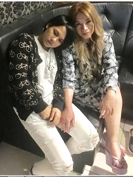 "Aku sudah berusaha untuk memberikan yg terbaik semampuku menjadi seorang penyabar sekuat kubisa,berfikiran positive tentang semua yg sebenarnya buatku tak tenang...," tulisnya. (Instagram/ev0124)